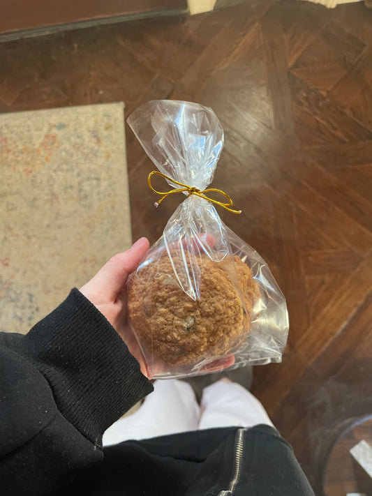 6 oatmeal raisin cookies